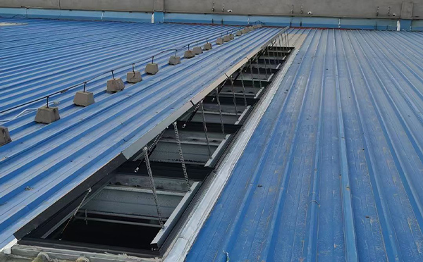 某城市大型商业综合体中庭合作排烟窗工程